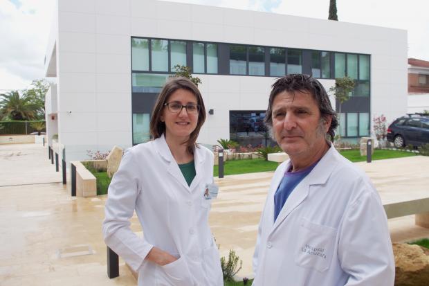 El Dr. Alberto Villarrubia, responsable del Área de Trasplantes de Innova Ocular La Arruzafa; y María José Cantais, responsable del departamento de Biología del centro