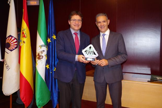 Rafael Aguera e ignacio conde posan con el premio